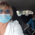 Arriva a piedi dall’altra parte della città per sottoporsi alla vaccinazione: al ritorno la dott.ssa Albrizio la riaccompagna a casa