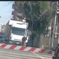 Furgone fra le sbarre abbassate: scene già viste ma sempre attuali