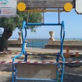 E' tornata al suo posto l'altalena vandalizzata in villa comunale