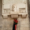 Atto vandalico nel centro storico: divelti i fiori dalla lapide di Emilio Covelli