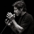 Palazzo delle Arti Beltrani | “Teatro d’Autore”: domenica 9 agosto, Angelo Mellone in scena un viaggio fra parole e musica