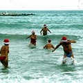 Trani, festeggiano il Natale con un bel tuffo in acqua