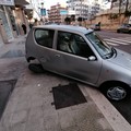 Si schianta contro auto parcheggiata per alta velocità: ennesimo incidente in via Falcone
