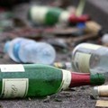 Feci umane, droga e bottiglie rotte: la denuncia di un residente del centro storico