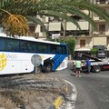 Bus si incastra all'uscita Trani Centro: salvato da un piccolo carroattrezzi