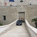 Castello Svevo, si parcheggia anche sulla rampa di accesso