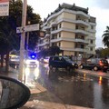 Perde il controllo dell'auto e si schianta contro un palo, incidente in via Giovanni Falcone