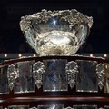 La leggendaria Coppa Davis sbarca a Trani: l'icona del tennis mondiale brilla allo Sporting Club per i suoi 60 anni