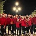 Le danze di piccoli e grandi Babbo Natale sul palco di piazza della Repubblica