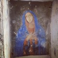 Il restauro "svela " l'affresco di una Madonna: la scoperta dell'impresa che conduce i lavori