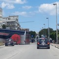 Pullman incastrato a Trani Centro: i turisti a bordo restano a piedi
