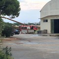 Incendio all’alba in un capannone di via Curatoio