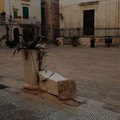 Inciviltà in piazza Tomaselli: fioriere distrutte e sacchi d'immondizia sul sagrato della chiesa