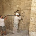 Via Porta Antica, ripulita la parete imbrattata