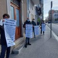 "Siamo gli Oss usa e getta del covid ": la protesta a Andria bloccata dalle forze dell'ordine
