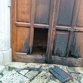 Grave atto intimidatorio, bruciato il portone d’ingresso dell’abitazione del sindaco di Trani