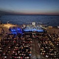 Piazza Duomo gremita per il concerto della Polizia di Stato a Trani