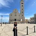 Alice a Trani per i Dialoghi s'immortala davanti alla Cattedrale