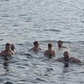 I Pinguini Tattici Nucleari si tuffano nel mare di Villa Ascosa: pausa anti-afa prima di Battiti Live