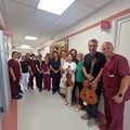 Asl Bat, musica in corsia all'ospedale di Bisceglie: sorrisi e coccole per piccoli pazienti e neomamme