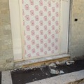 Vandali senza freno in Via San Giorgio, danneggiato il muretto di un locale: la denuncia del titolare