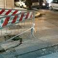 Cede l'asfalto tra via De Roggiero e via Moro: zona chiusa al traffico