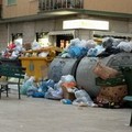 In piazza Cittadella non si sa più dove mettere i rifiuti