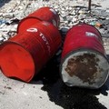 Fusti di olio esausto abbandonati in via dei Finanzieri