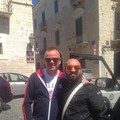 Gigi D'Alessio di nuovo a Trani: beccato dai fan in giro per il centro storico