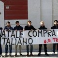 «A Natale compra italiano», striscione in corso Cavour