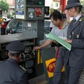 Controlli ai distributori di benzina, sequestri della Finanza in Puglia