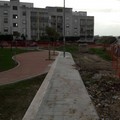 Via Polonia, i pali dell'illuminazione bloccano le carrozzine