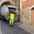 Mezzo della nettezza urbana bloccato su via Prologo, disagi al traffico