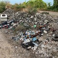 Da eternit a un divano, discarica a cielo aperto a ridosso dell'autostrada