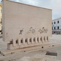 Vandali in azione, imbrattati Palazzo Quercia e monumento degli Statuti Marittimi