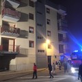 Incendio in una palazzina di vico Superga, undici intossicati