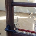 Vandali in azione in Villa: vetri dello Chalet rotti con le pietre