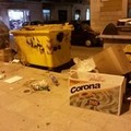 Montagne di rifiuti e cartoni in piazza Cittadella