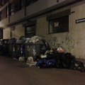 Cassonetti traboccanti di rifiuti, ecco lo spettacolo indegno di via Umberto