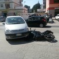 Auto contro scooter, incidente in via Superga