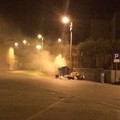 Notte di fiamme in via Di Vittorio, incendiato un bidone dei rifiuti