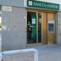 Assalto con esplosione al bancomat di piazza Albanese