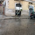 Auto contro albero in via Aldo Moro, l'incidente questo pomeriggio