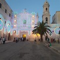 Trani in attesa della festa patronale, le luminarie invadono il centro storico