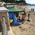 Scambiano la spiaggia per un campeggio ma la Polizia locale li scopre
