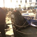 Parcheggia l'auto sulla banchina del Porto e finisce in mare