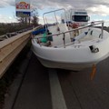 Cede il carrello portabarca, motoscafo piomba su un lato della 16bis