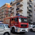 Cadono calcinacci da un balcone: i vigili del fuoco intervengono in via Malcangi