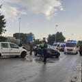 Scontro tra due auto in via delle Forze Armate: diversi feriti