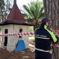 Struttura pericolante a Villa Bini: area delimitata con nastro segnaletico